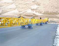 混凝土摊铺机：现代道路建设的铺筑者