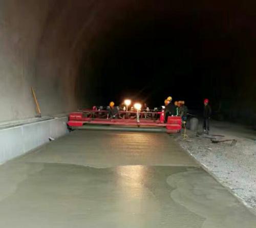 隧道摊铺机：地下长龙的筑路者