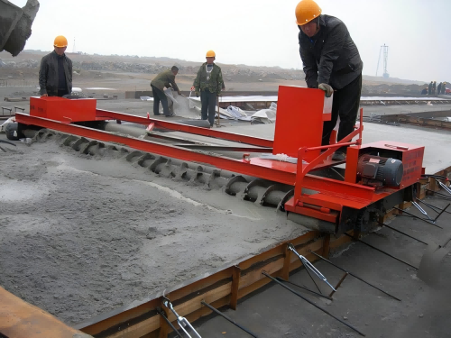 路面摊铺机：道路建设中的核心助力