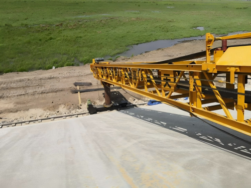 水渠摊铺机：赋能农田水利建设的高效装备